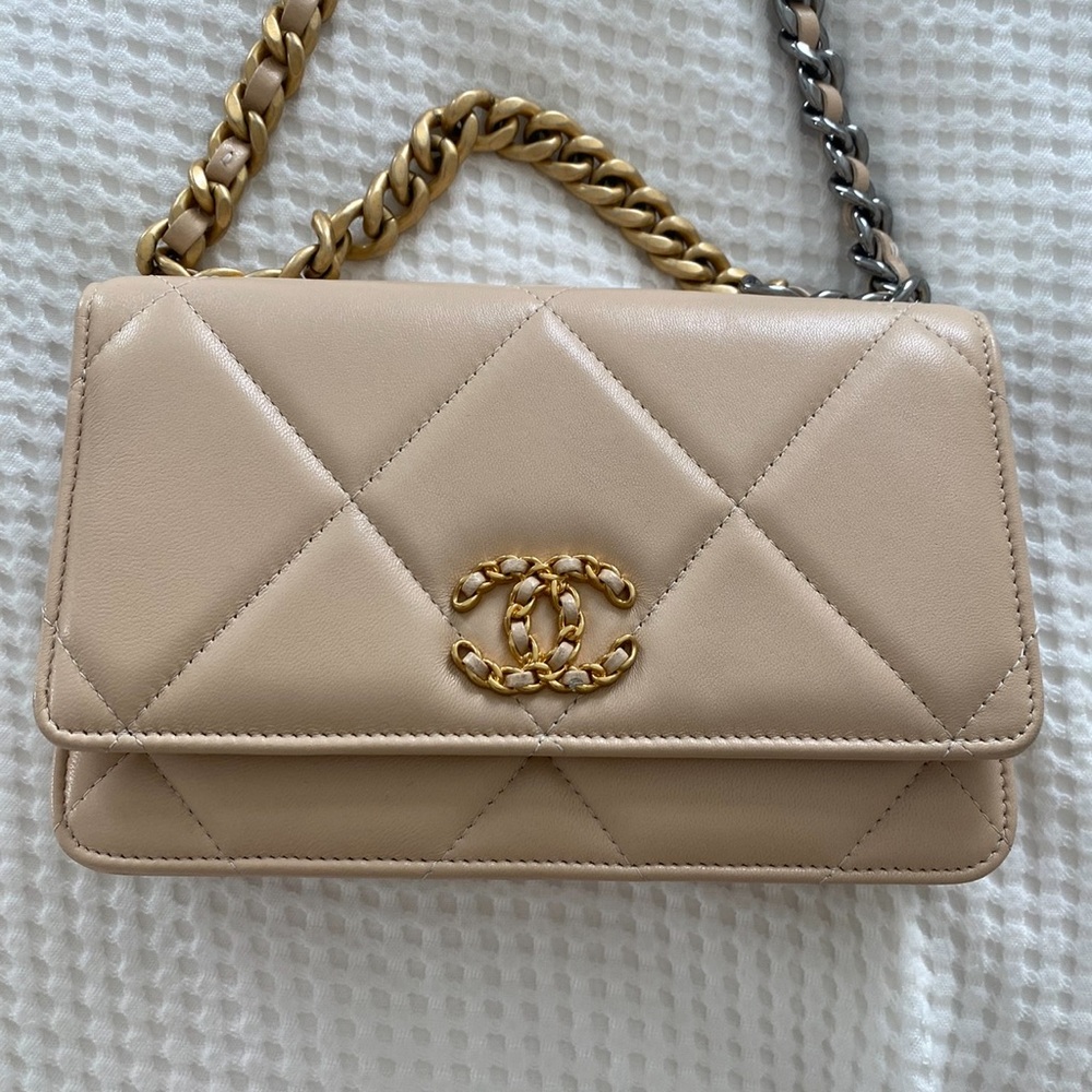 Chanel 19 Wallet on Chain Beige